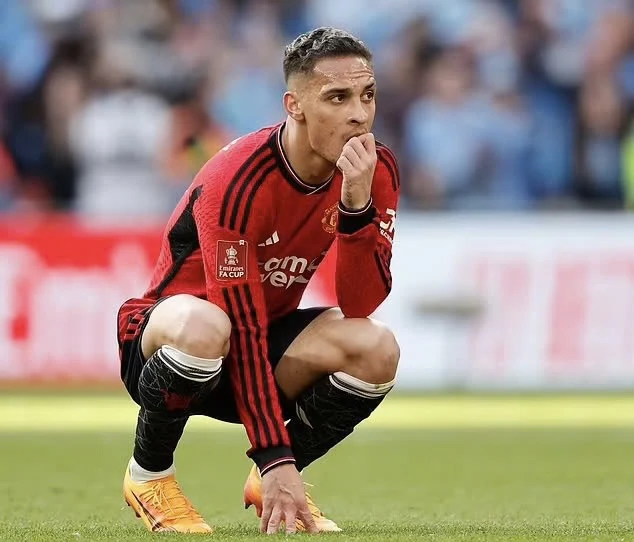 ngoi-sao-antony-tuoi-tho-du-doi-tu-khu-o-chuot-den-manchetsr-united (1).jpg