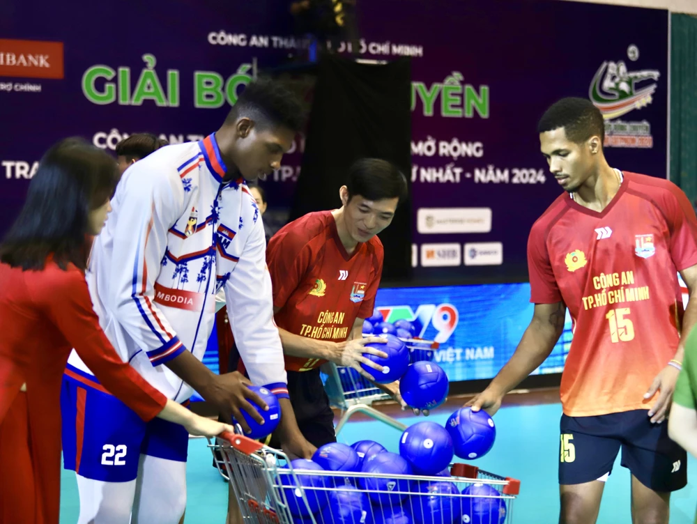 chu-giai-bong-chuyen-cong-an-tp-hcm-thang-lon-trong-ngay-khai-mac (1).jpg
