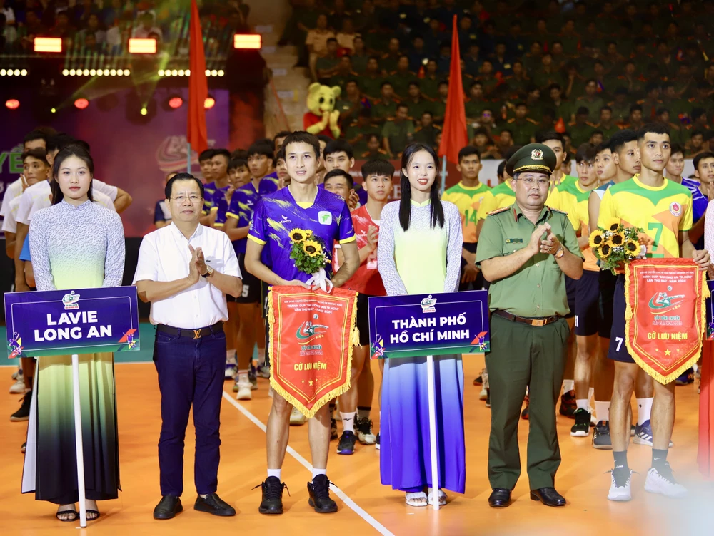 chu-giai-bong-chuyen-cong-an-tp-hcm-thang-lon-trong-ngay-khai-mac (4).jpg