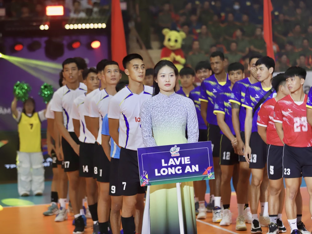 chu-giai-bong-chuyen-cong-an-tp-hcm-thang-lon-trong-ngay-khai-mac (7).jpg