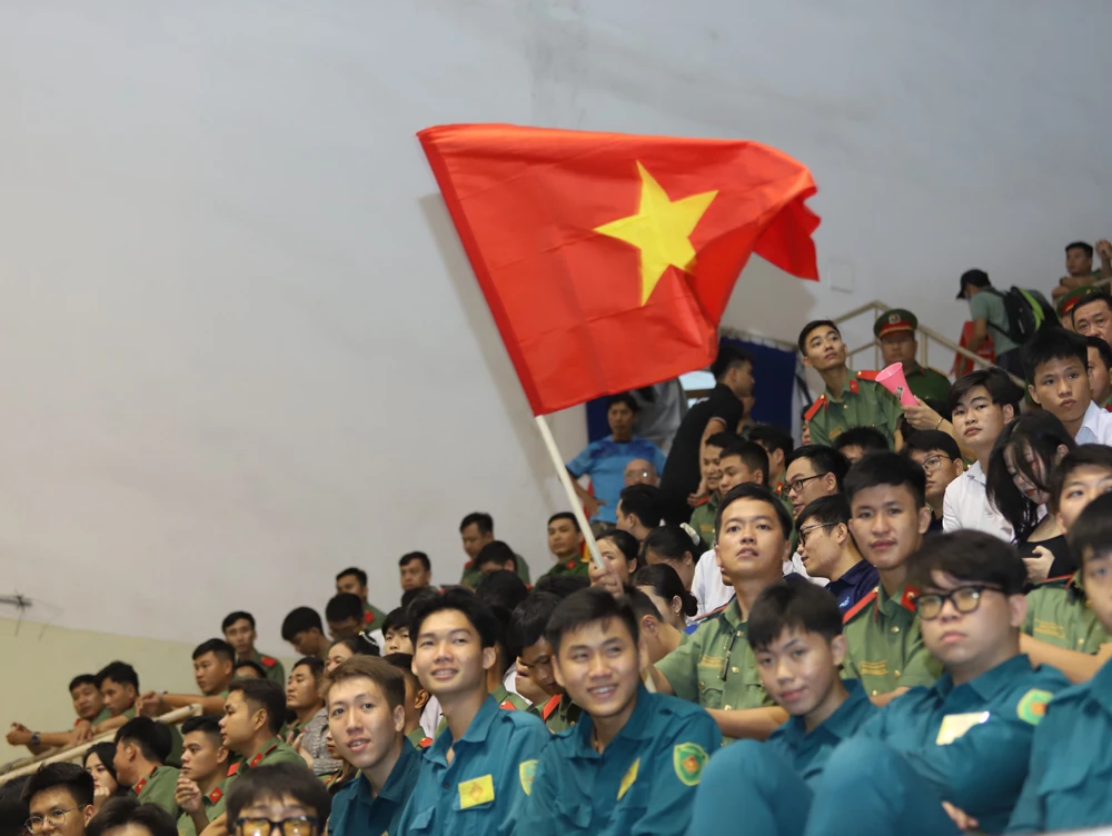 chu-giai-bong-chuyen-cong-an-tp-hcm-thang-lon-trong-ngay-khai-mac (8).jpg