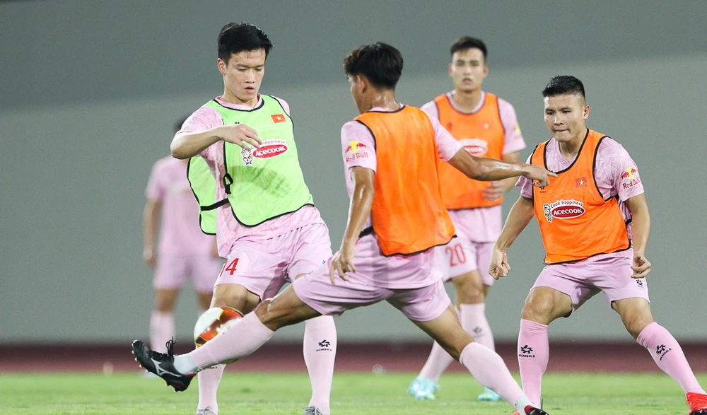 nong-hlv-kim-sang-sik-trieu-tap-doi-hinh-cu-viet-nam-dau-thai-lan-va-nga (3).jpg