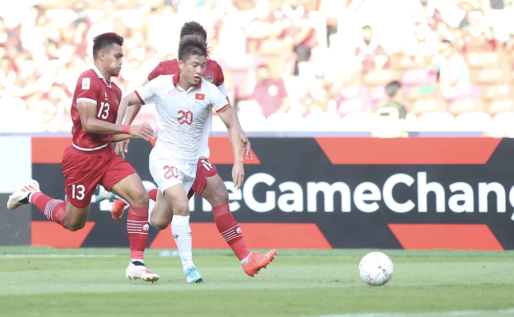 ghi-ban-vao-luoi-thai-lan-phan-van-duc-len-tuyen (3).jpg