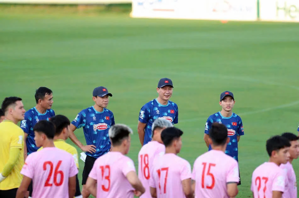 hlv-kim-sang-sik-tung-thu-mon-van-lam-que-ngoc-hai-ra-dau-tuyen-nga (2).jpg