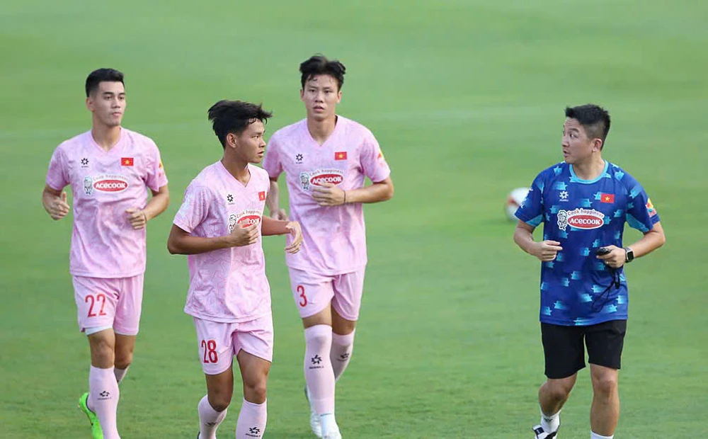 hlv-kim-sang-sik-tung-thu-mon-van-lam-que-ngoc-hai-ra-dau-tuyen-nga (3).jpg