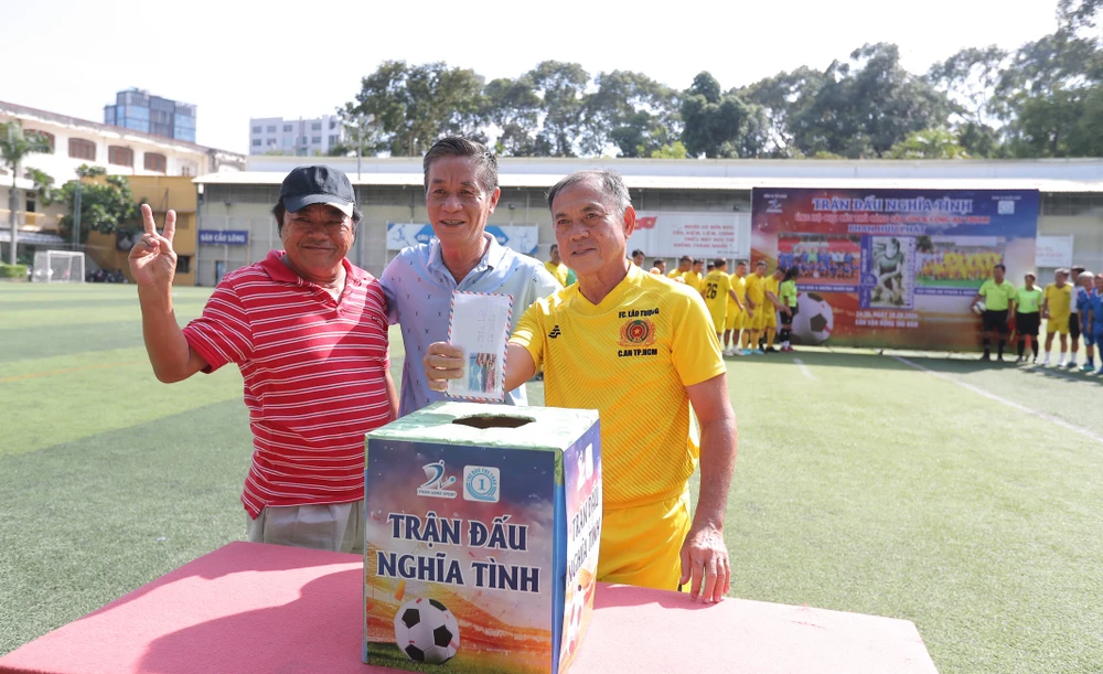 nhung-tam-long-vang-ho-tro-cuu-danh-thu-phan-huu-phat (16).JPG