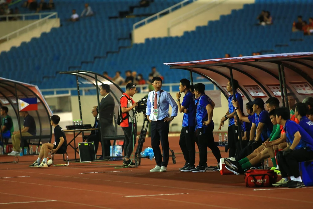 mong-moi-suc-bat-tu-thay-tro-hlv-kim-sang-sik (3).jpg