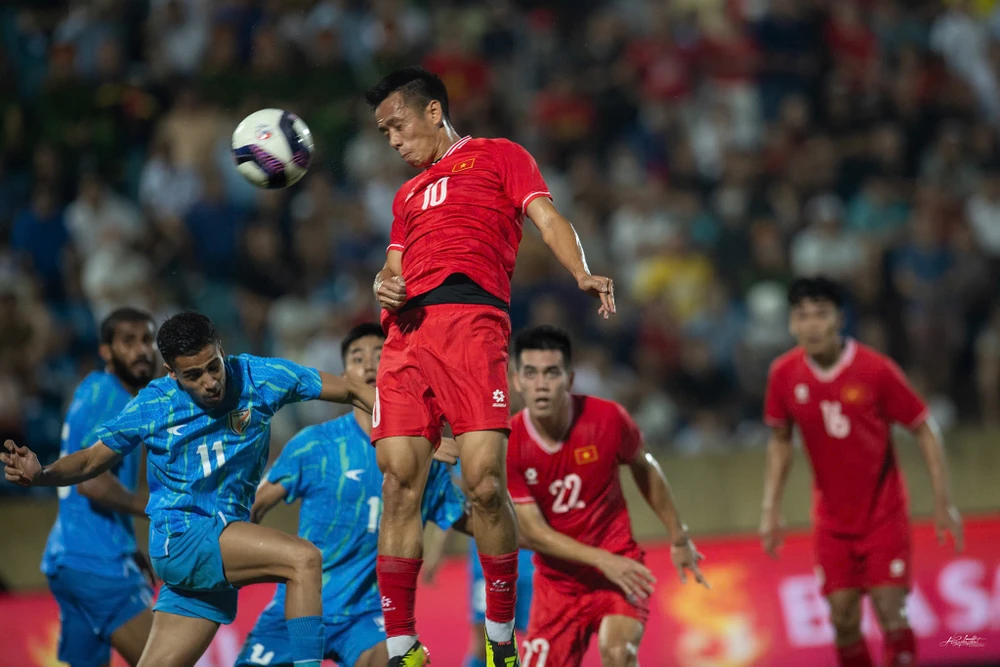 tiền đạo Văn Quyết