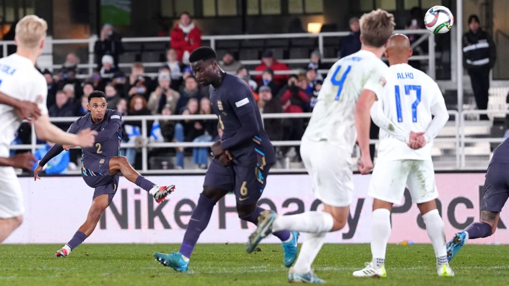 cú sút phạt tuyệt đẹp của Arnold