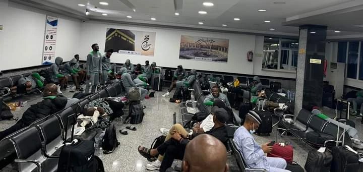 soc-ngoi-sao-premier-league-va-tuyen-nigeria-bi-de-doa-tinh-mang-o-san-bay (1).jpg