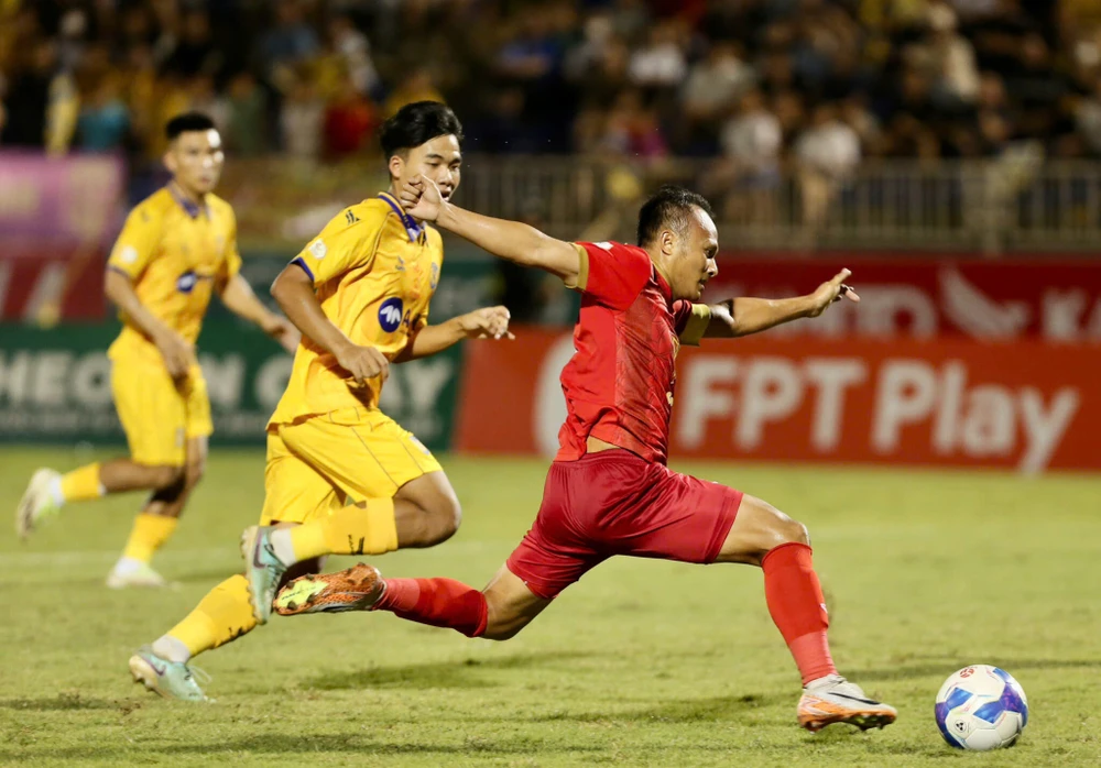 ha-gia-lai-gap-rac-roi-ngoai-san-co (1).jpg