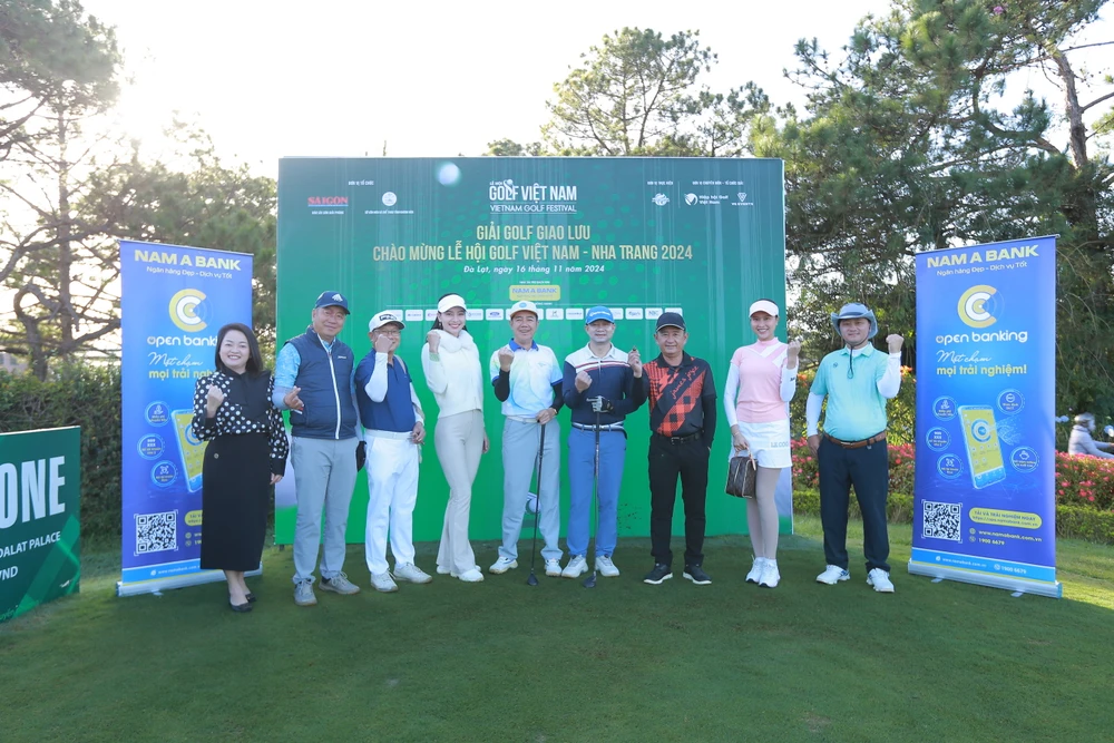 a-hau-hoan-vu-hoang-nhung-va-man-khoi-dong-le-hoi-golf-viet-nam-nha-trang-2024 (1).JPG