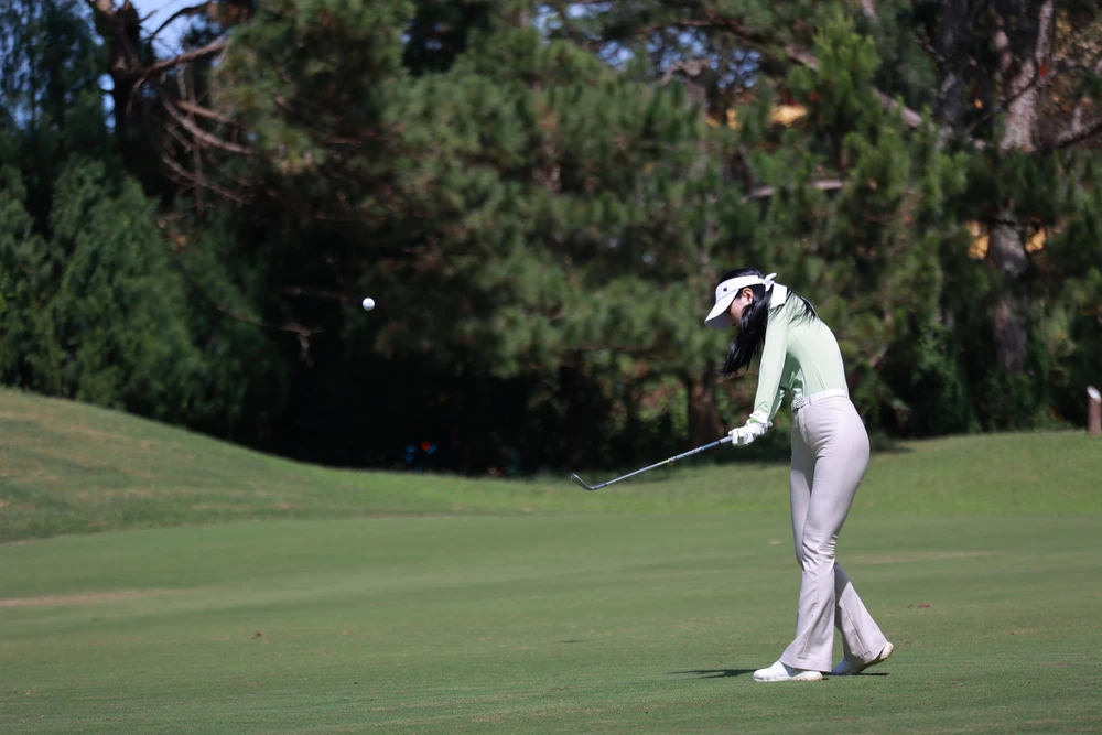 a-hau-hoan-vu-hoang-nhung-va-man-khoi-dong-le-hoi-golf-viet-nam-nha-trang-2024 (2).JPG