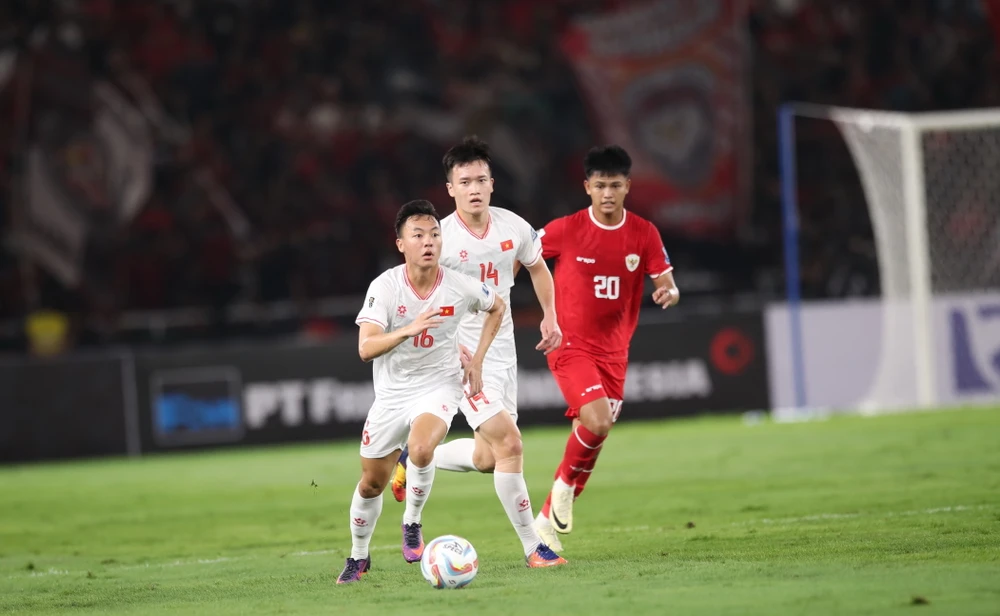 cong-phuong-lai-ghi-ban-hlv-kim-sang-sik-van-ngo-lo (2).jpg