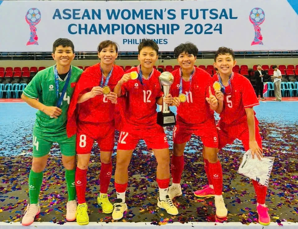 thuy-trang-cham-hon-mot-tay-vao-qua-bong-vang (2).jpg