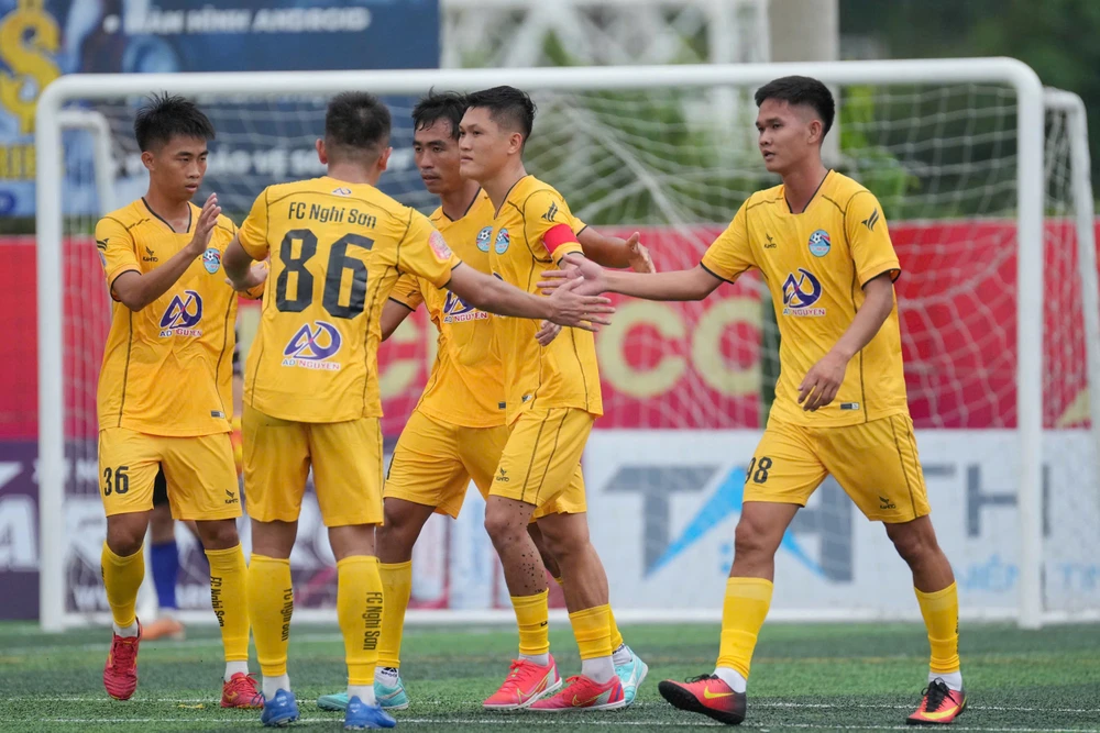 cac-lao-tuong-lam-mua-lam-gio-giai-bong-da-vo-dich-thanh-hoa-mien-nam (2).jpg