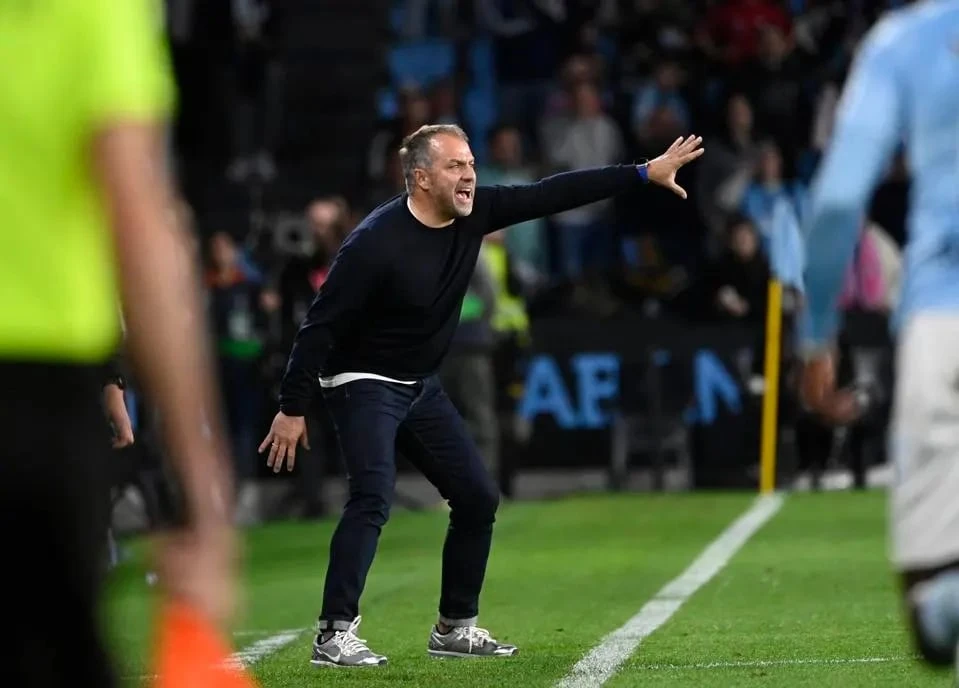 hlv-hansi-flick-gian-du-chi-trich-cau-thu-barcelona (3).jpg