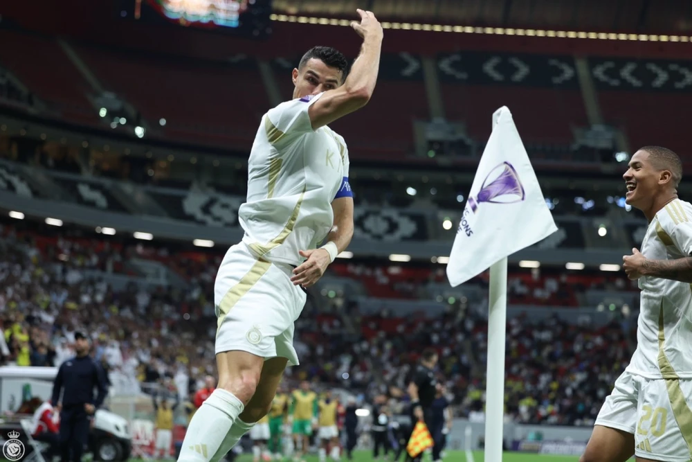 suc-quyen-ru-cua-sieu-sao-ronaldo-va-ban-thang-thu-915 (1).jpeg