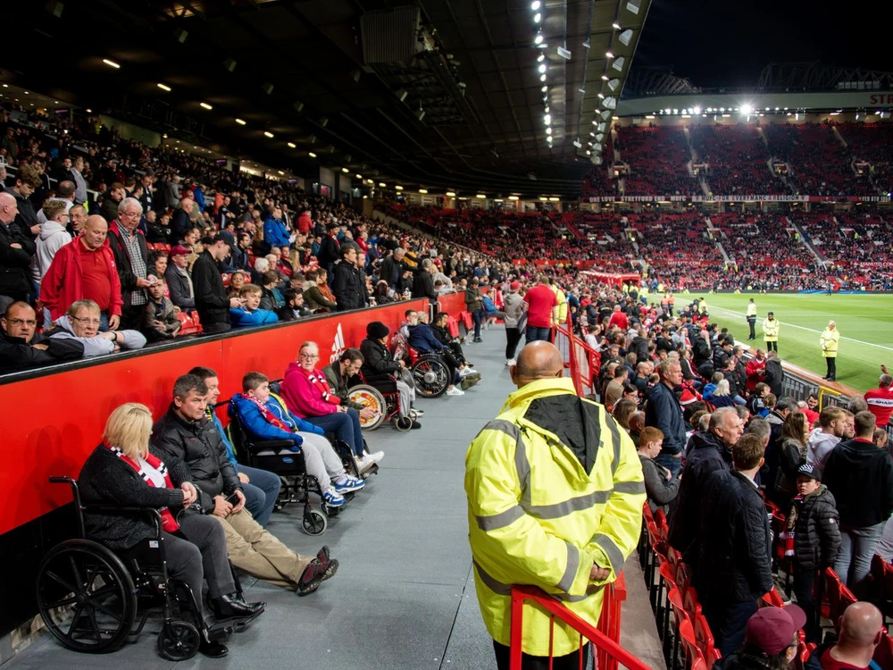 hanh-dong-gay-nguy-hiem-cua-clb-man-united (2).jpg