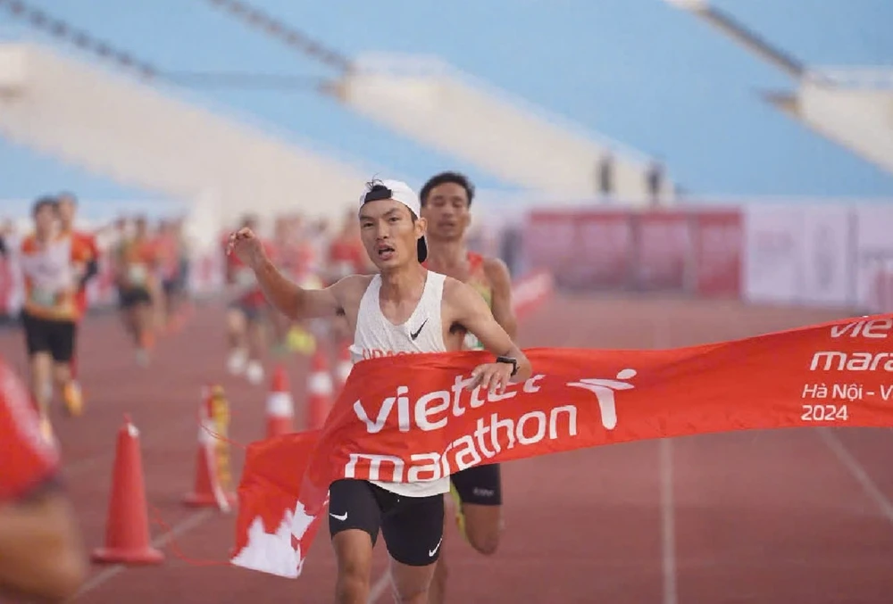 nguyen-thi-oanh-pha-sau-ky-luc-o-viettel-marathon-ha-noi-viet-nam-2024 (1).jpg