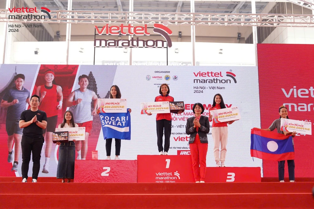 nguyen-thi-oanh-pha-sau-ky-luc-o-viettel-marathon-ha-noi-viet-nam-2024 (4).jpg