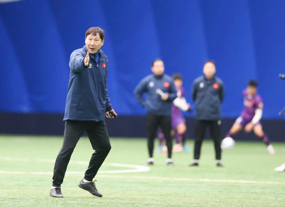 hlv-kim-sang-sik-loai-7-cau-thu-trieu-tap-ngoai-binh-nhap-tich-len-tuyen (1).jpg