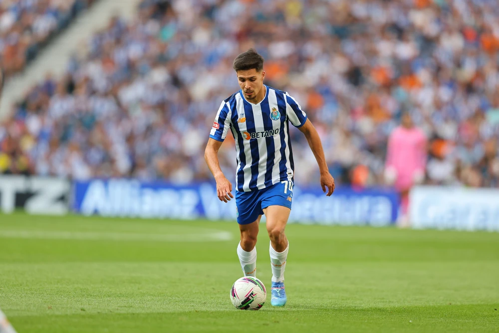 clb-man-united-gay-soc-voi-ban-hop-dong-son-heung-min (3).jpg