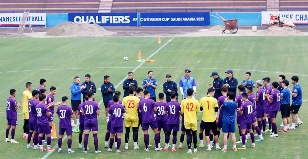 nong-hlv-kim-sang-sik-gach-ten-van-lam-va-6-cau-thu-khac (3).jpg