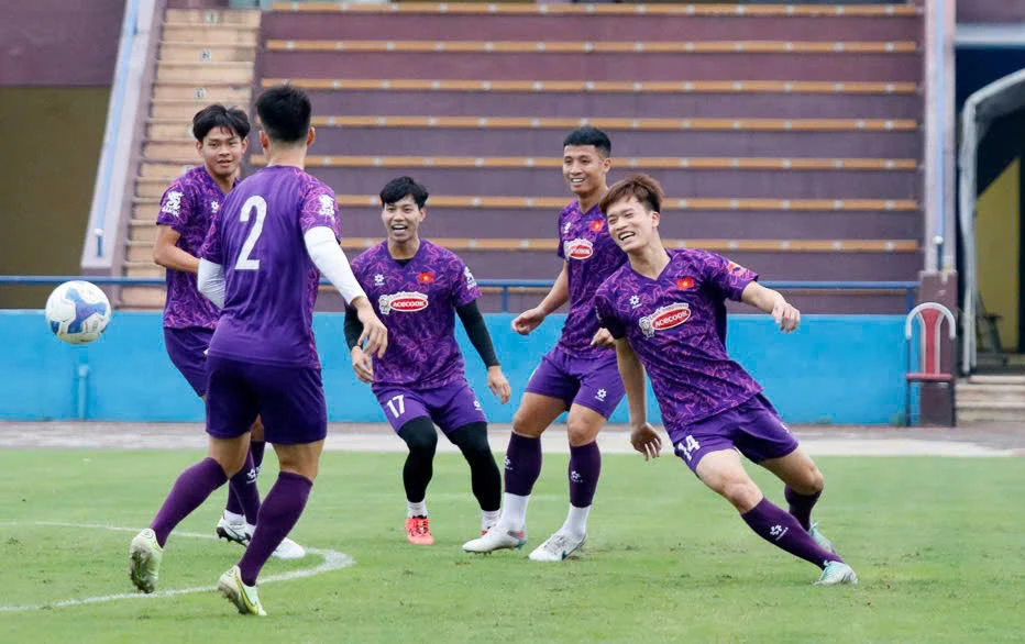 nong-hlv-kim-sang-sik-gach-ten-van-lam-va-6-cau-thu-khac (5).jpg