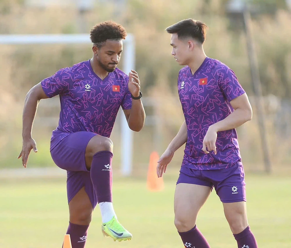 ngoai-binh-nhap-tich-nguyen-xuan-son-lan-dau-tien-noi-ve-tuyen-viet-nam-va-tien-linh (2).jpg