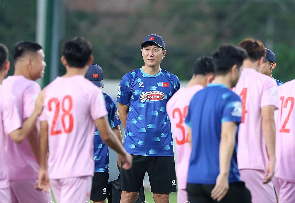 hlv-kim-sang-sik-thach-dau-shin-tae-yong-dang-yeu-the (2).jpg