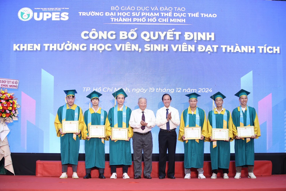 xuc-dong-vo-cua-co-hlv-duong-minh-ninh-nhan-bang-cu-nhan-thay-cho-chong (1).jpg
