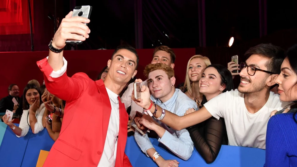 sieu-sao-ronaldo-ca-khia-messi-va-van-ngheo-hon-ca-si-boc-lua-taylor-swift (4).jpg