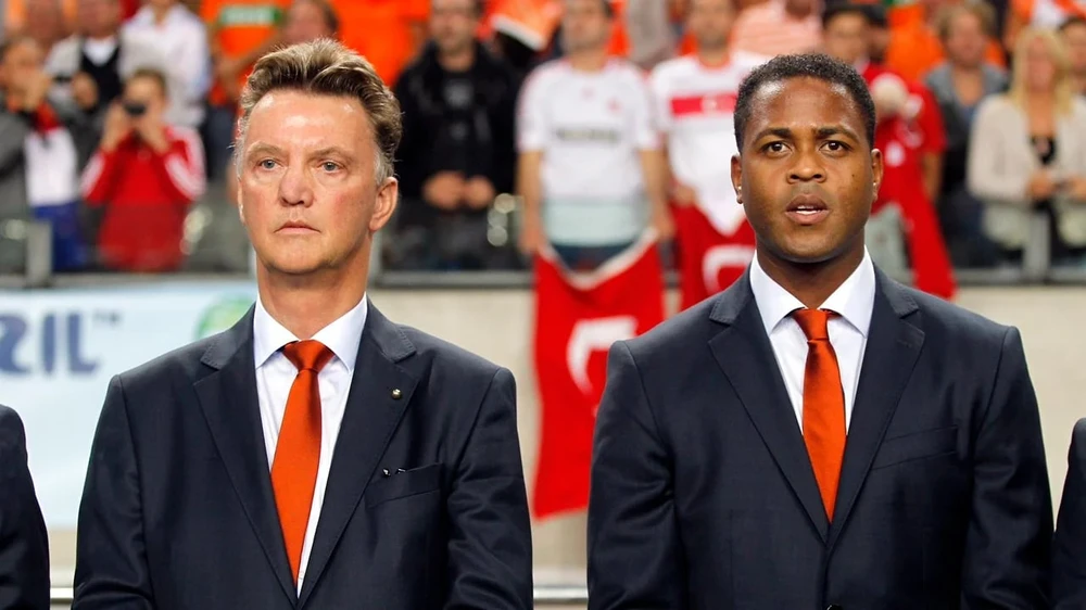 louis-van-gaal-va-kluivert-sap-ve-nam-doi-tuyen-indonesia (3).jpg