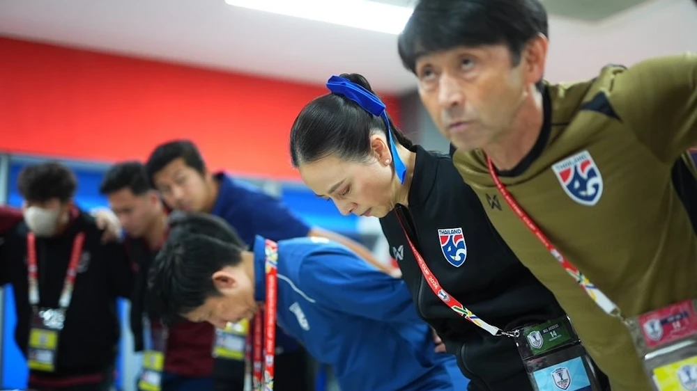 Bà Pang và HLV Masatada Ishii kiên trì với mục tiêu lớn cho bóng đá Thái Lan. Ảnh: AP.