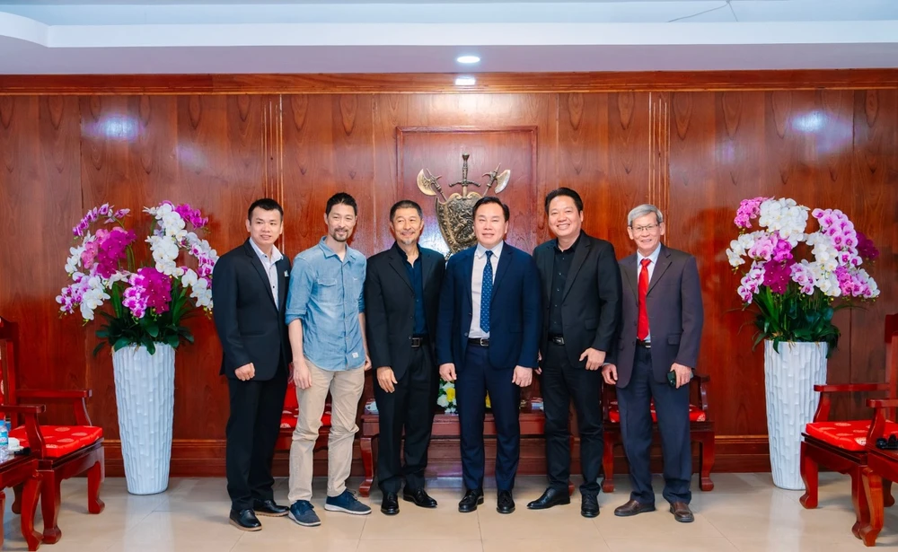 tai-tu-johnny-tri-nguyen-huan-luyen-vo-thuat-lam-phim-cho-hoc-vien-ivs (1).jpg