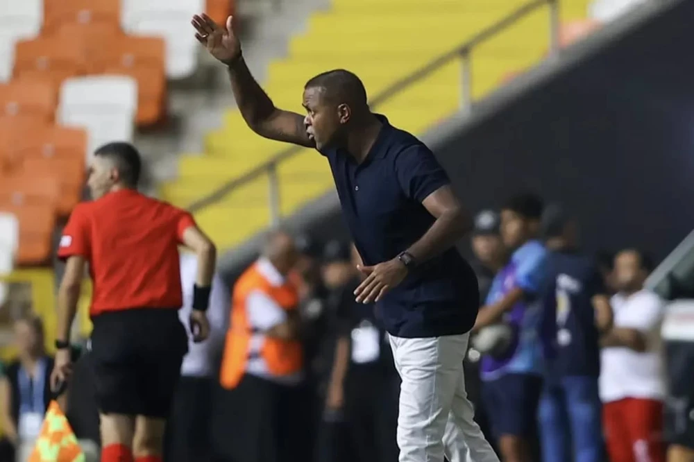 kluivert-bi-nghi-ngo-o-doi-tuyen-indonesia (5).jpg