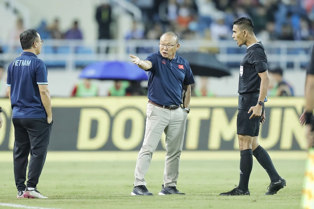 hlv-kim-sang-sik-vuot-qua-cai-bong-dan-anh-park-hang-seo (5).jpg