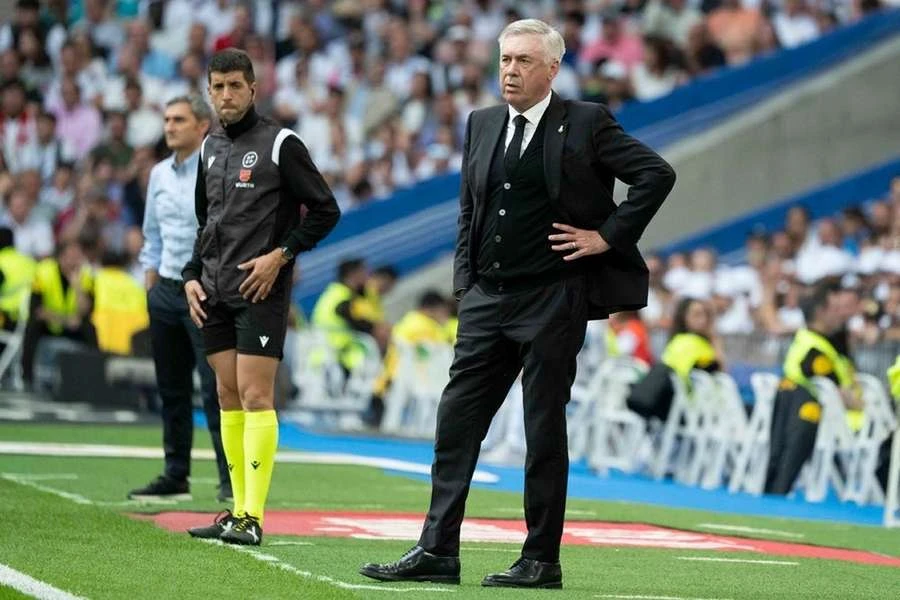 hlv-carlo-ancelotti-bat-man-voi-cac-ngoi-sao-real-madrid (1).jpeg