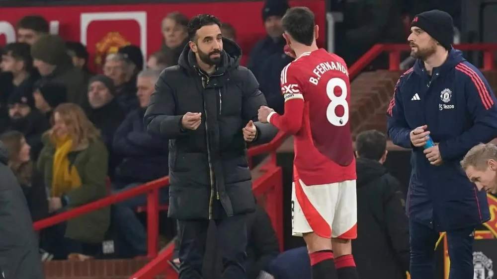 song-gio-bua-vay-tan-bao-clb-manchester-united (7).jpg