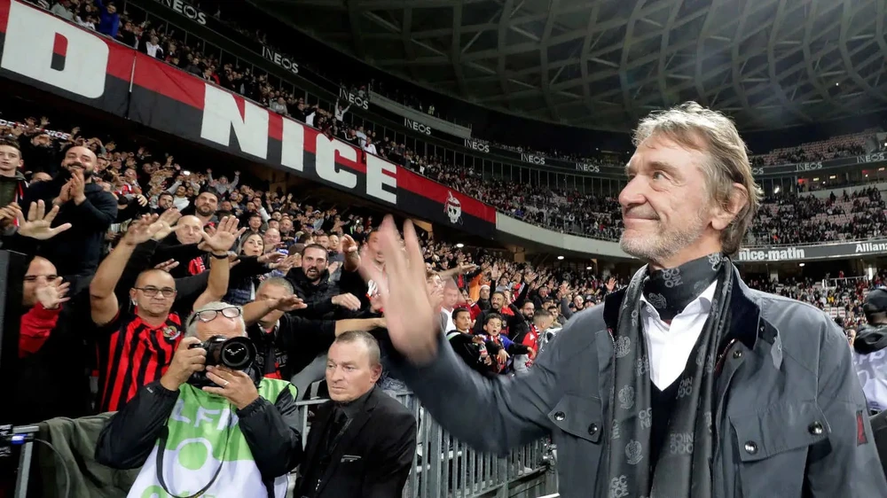 song-gio-bua-vay-tan-bao-clb-manchester-united (8).jpg