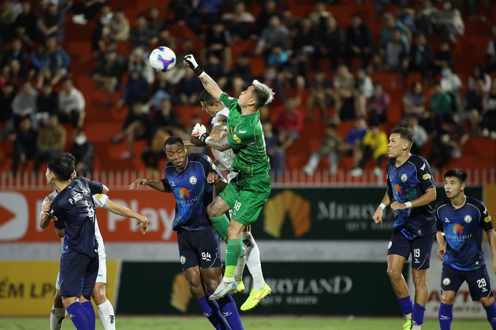 viettel-vo-dich-nua-mua-v-league-ha-tinh-gay-bat-ngo (3).jpg