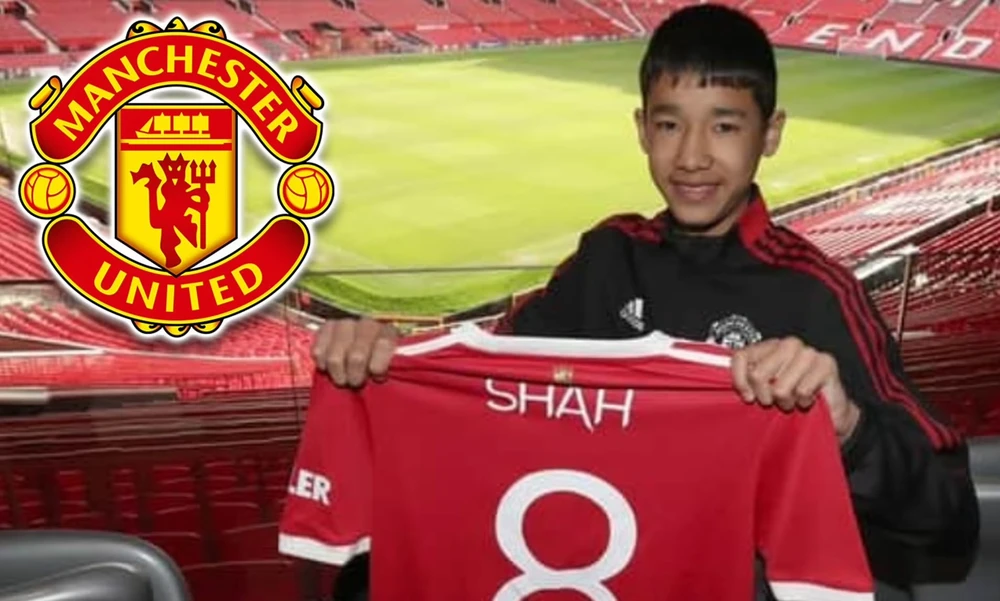 tai-nang-tre-goc-viet-jariyah-shah-gay-sot-trong-mau-ao-man-united (3).jpg