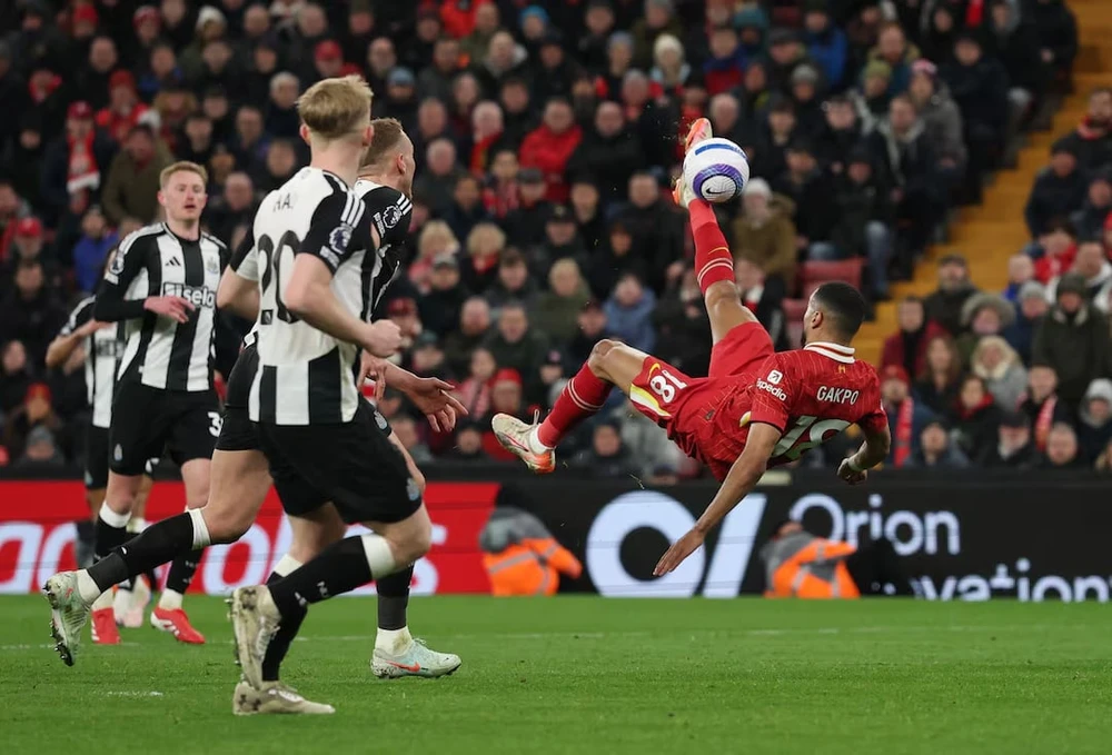 hlv-arne-slot-va-vien-canh-dang-quang-cung-liverpool (2).jpg