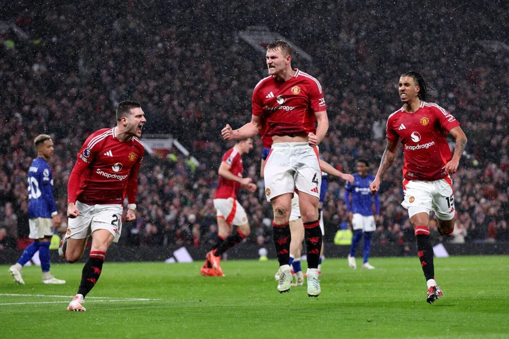 Manchester United thoát hiểm ngoạn mục