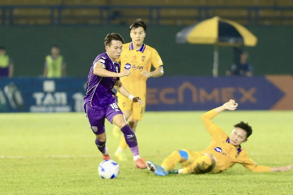 khac-nghiet-vong-15-v-league-va-man-trinh-dien-cua-qua-bong-vang (4).jpg