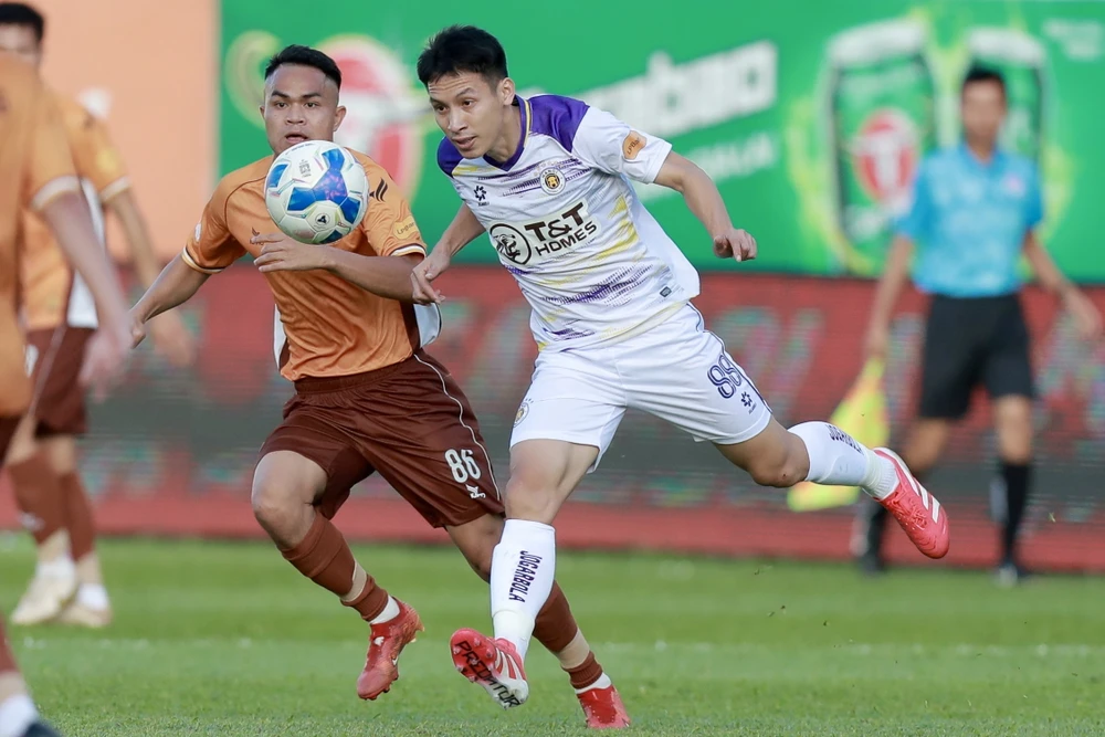 khac-nghiet-vong-15-v-league-va-man-trinh-dien-cua-qua-bong-vang (5).jpg