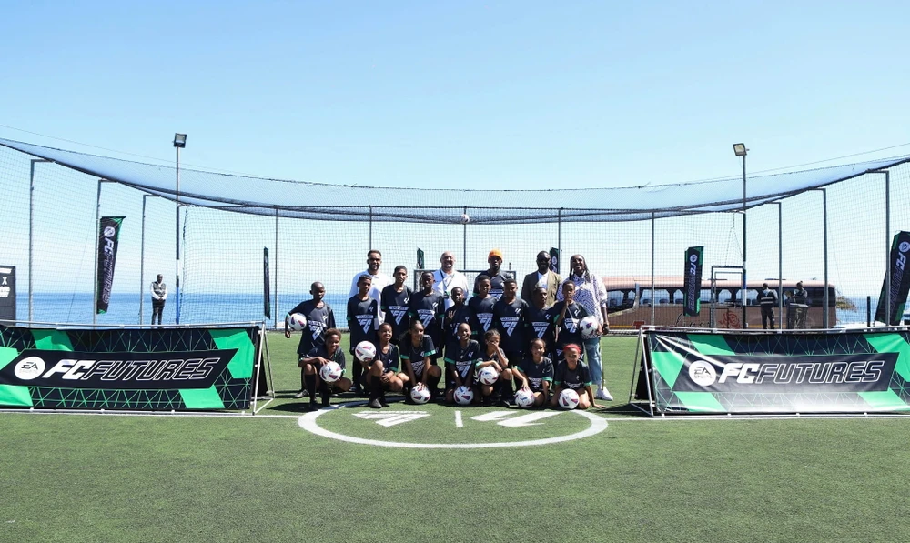 la-liga-trao-hoc-bong-cho-tai-nang-tre-bong-da-viet-nam- (5).jpg