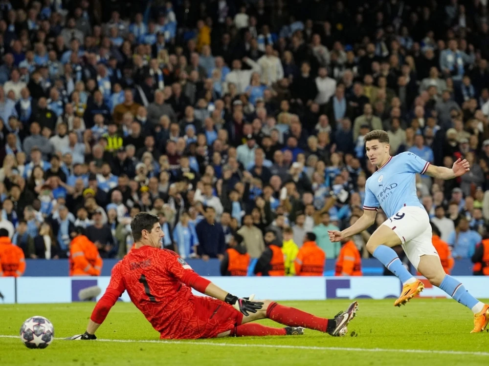 hlv-pep-guardiola-danh-roi-qua-bong-vang (1).jpg