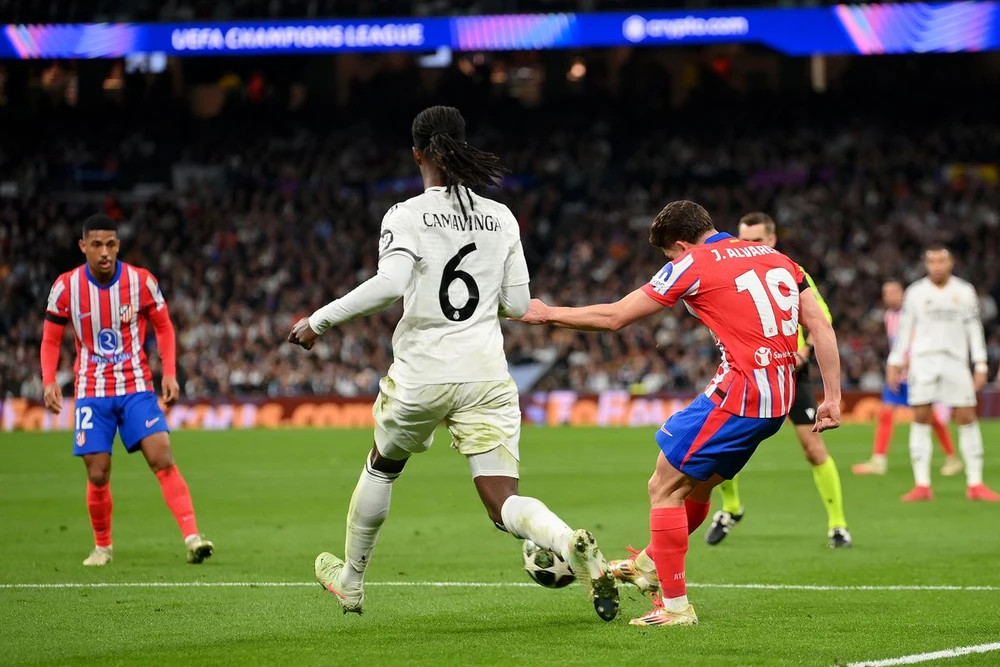 hlv-pep-guardiola-danh-roi-qua-bong-vang (3).jpg